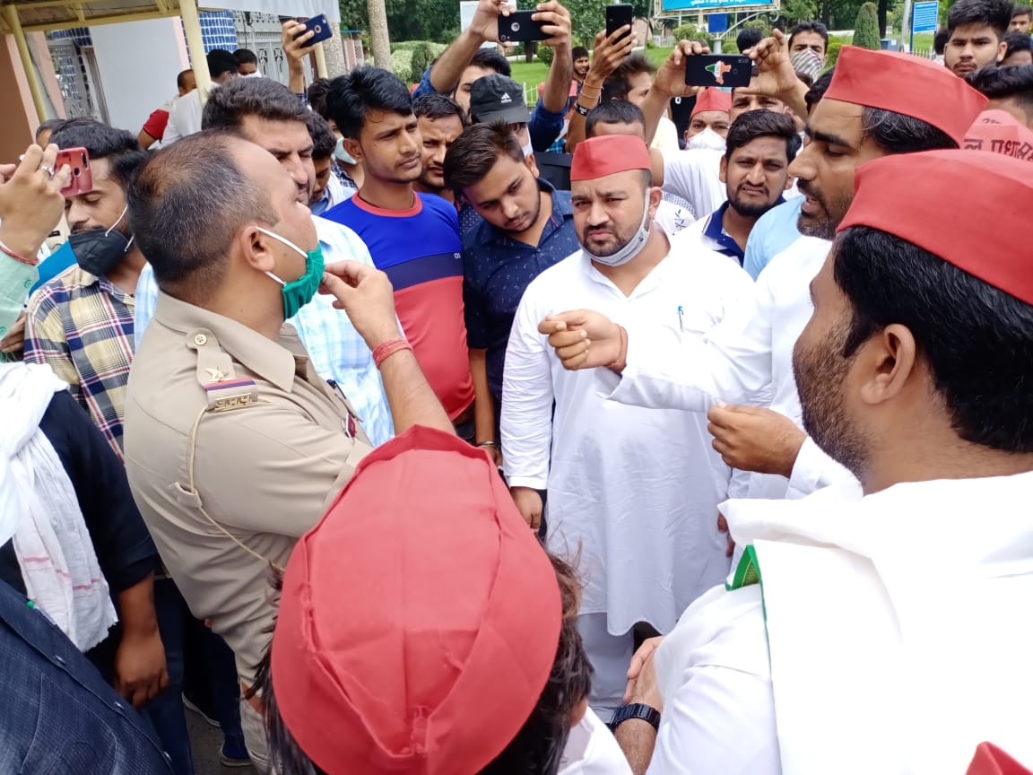 DhilorSamajwadi's tweet photo. #No_class #No_Fees
#KG to #PG
आज #मेरठ #यूनिवर्सिटी में #अभिभावकों के साथ हो रहे अन्याय के #विरोध में आंदोलन जारी...!!
#इन्कलाब_ज़िंदाबाद
@bstvlive @atulpradhansp @aajtak @ABPNews @AmarUjalaNews @JagranNews @MediaCellSP @News18UP @news24tvchannel https://t.co/FjOZkBuc6M