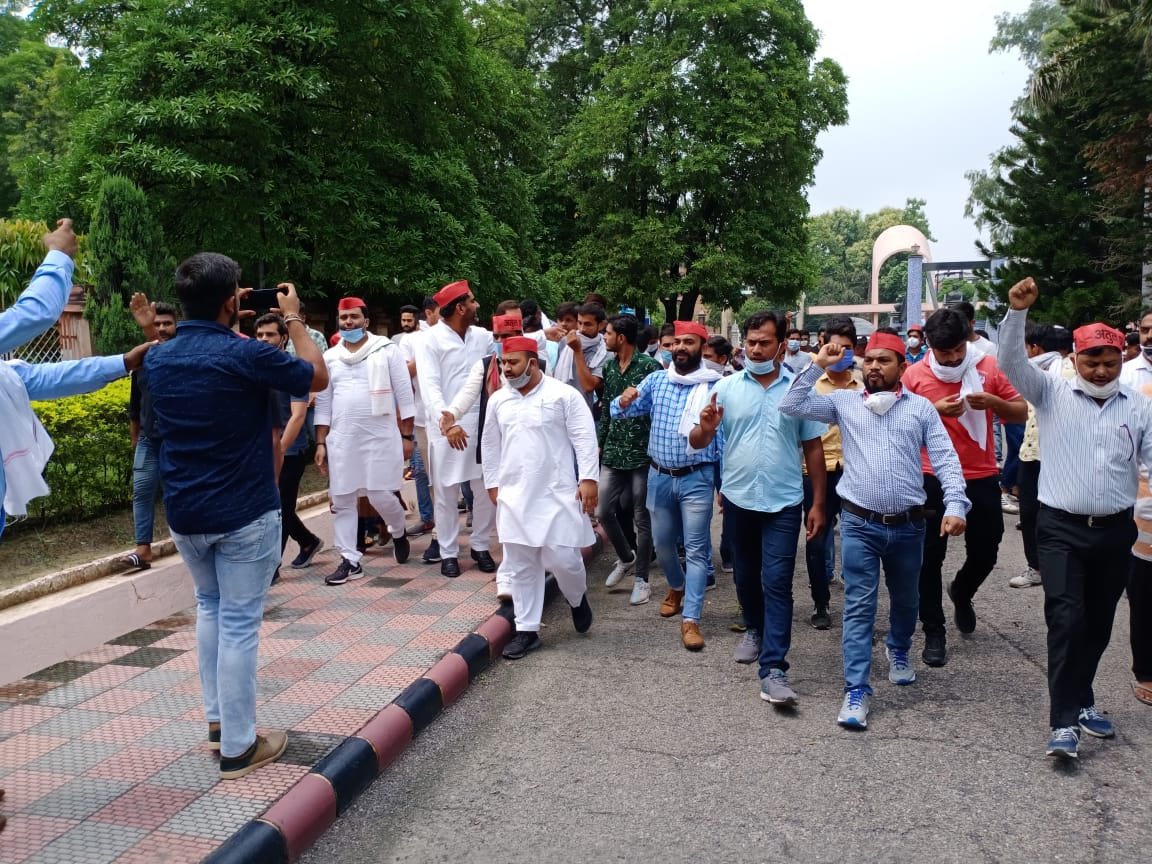 DhilorSamajwadi's tweet photo. #No_class #No_Fees
#KG to #PG
आज #मेरठ #यूनिवर्सिटी में #अभिभावकों के साथ हो रहे अन्याय के #विरोध में आंदोलन जारी...!!
#इन्कलाब_ज़िंदाबाद
@bstvlive @atulpradhansp @aajtak @ABPNews @AmarUjalaNews @JagranNews @MediaCellSP @News18UP @news24tvchannel https://t.co/FjOZkBuc6M