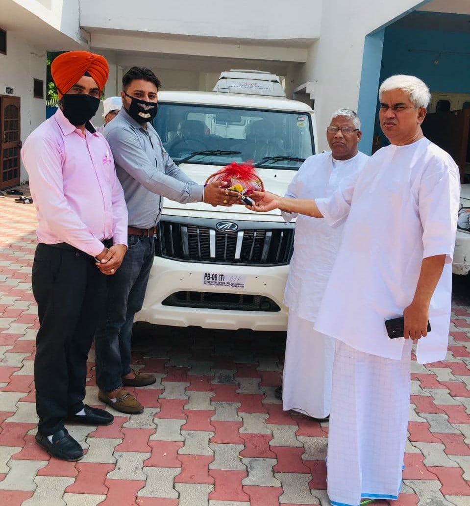 jsgrover07's tweet photo. Congratulations to PENTECOSTAL MISSION SOCEITY on your brand new Mahindra BOLERO ( WHITE). 
JS Grover Autos wishes you many joyous drives, may your journey with your new car be full of happiness.
J S GROVER AUTOS PVT LTD  PATHANKOT , GURDASPUR &amp; BATALA . https://t.co/AIaD5S1Sg3