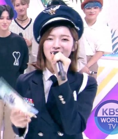 kingjihoed's tweet photo. i knew she was familiar #MuBankWithMCArin https://t.co/oVbxJ99QoF