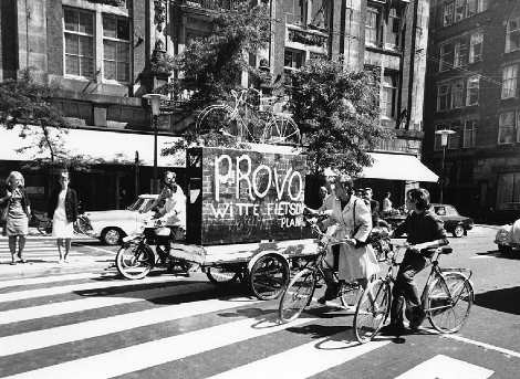 Cycling_Embassy's tweet photo. In 1960s Amsterdam, Luud Schimmelpennink came up with the ‘White Bicycle Plan’; the world's first bike-sharing program.
His thoughts inspired programs around the world, but he is seldom credited for his ideas that eventually transformed urban transport.
https://t.co/F9E9OZwHaC https://t.co/ZRAKc2jG1f