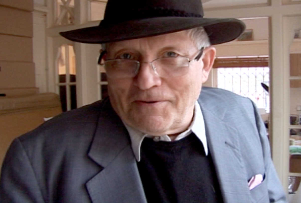 HockneyUnlocked's tweet photo. At the time of filming David Hockey: A Bigger Picture,  I’d known David for 20+ years and had made Double Portrait, a film he’d liked and one which showed a darker side to his personality.  In this clip he’s enjoying swatting the fly on the wall. https://t.co/Y63kAlkr70 https://t.co/NBSLhjTYKB
