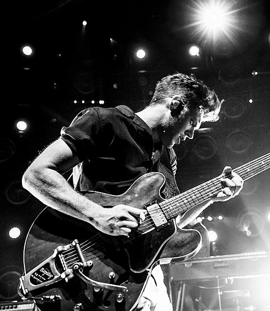 Niall Horan as The Boss a thread that he would LOVE but won't see it.