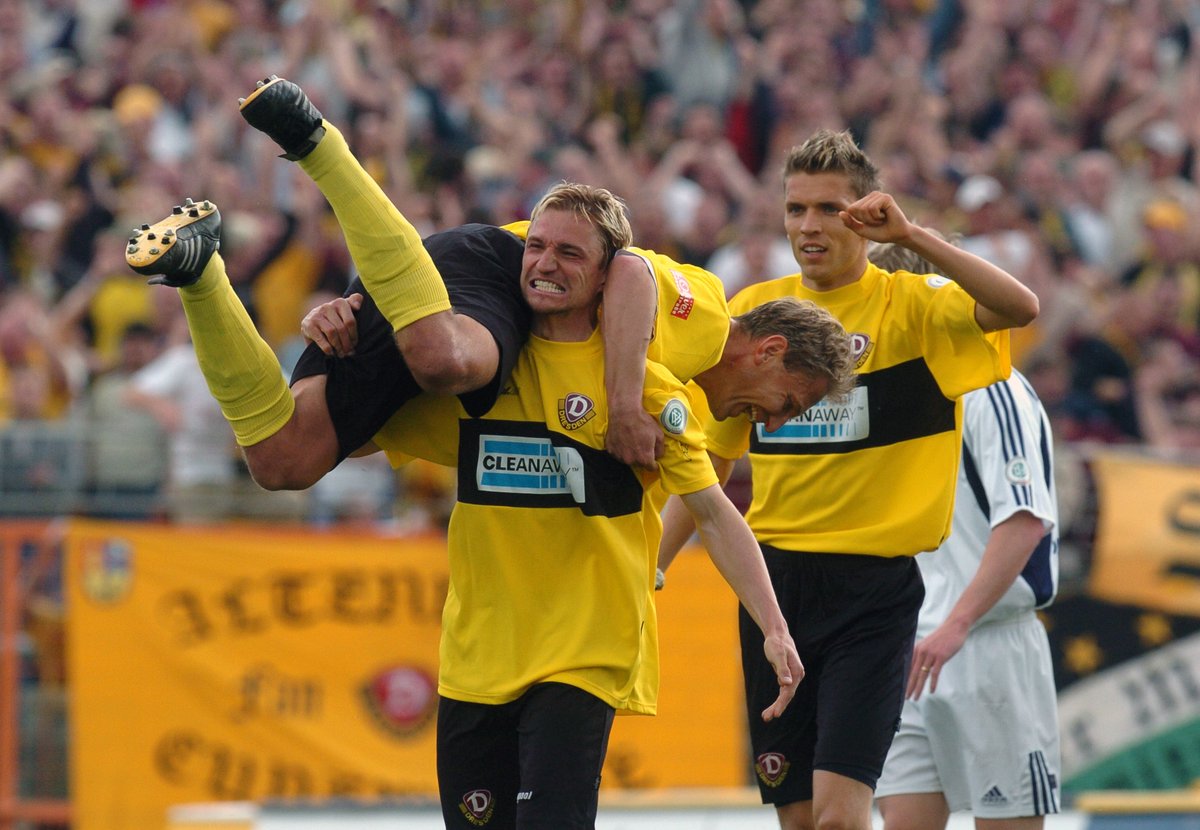 DynamoDresden's tweet photo. Er ist in Summe seit 27 Jahren für Dynamo unterwegs – im Nachwuchs, als Profi & nach der aktiven Karriere hinter den schwarz-gelben Kulissen. Heute feiert René #Beuchel seinen 47. Geburtstag🥳
Wir wünschen zum Ehrentag nur das Beste & viel Gesundheit, lieber 'Bauch'!😊 #sgd1953 https://t.co/6pgFQGyaAw