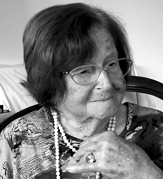 Llibreterscat's tweet photo. Des de @Llibreterscat volem donar el més sentit condol a la familia i amics de Concepción Zendrera, editora i traductora que ens va deixar ahir als 100 anys.

Fou qui va traduir al castellà les aventures de #tintin i les obres d'Enid Blyton, entre d'altres.

Descansi en pau. 😔 https://t.co/I8T8AXtMKF