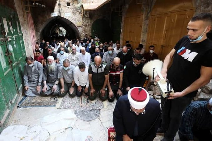 Ayesha_1102's tweet photo. Israeli forces close the Ibrahimi mosque in Hebron this morning to prevent Muslims from performing #EidAlAdha prayers inside the mosque. They performed the prayer outside the doors of the mosque. 
#Palestine #Palestinians #EidMubarak https://t.co/XNEs3j9Wtm