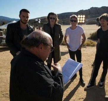 Niall Horan as The Boss a thread that he would LOVE but won't see it.