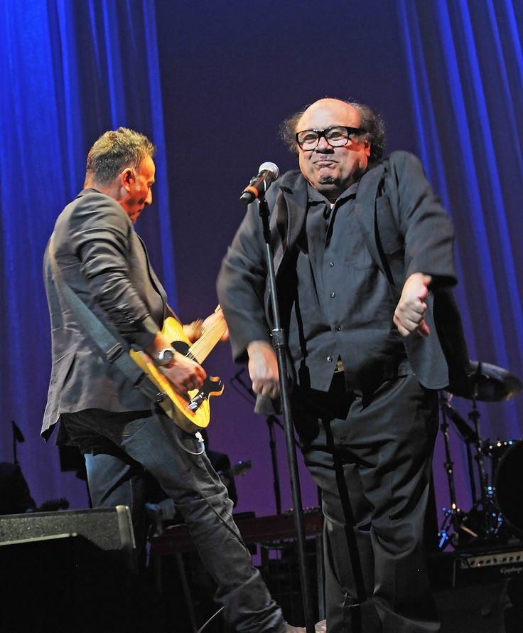 Niall Horan as The Boss a thread that he would LOVE but won't see it.