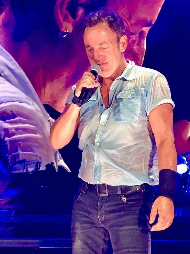 Niall Horan as The Boss a thread that he would LOVE but won't see it.