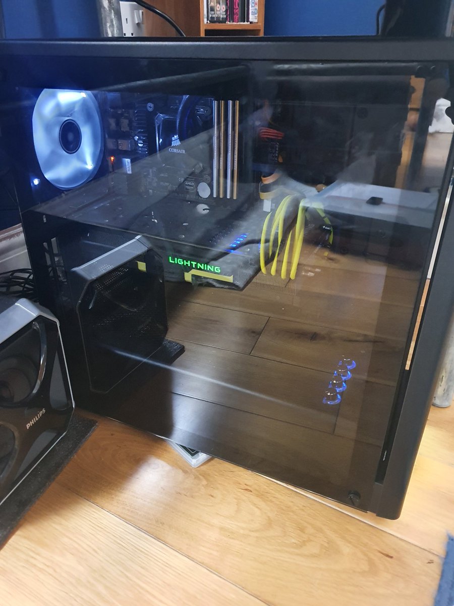NMREllis's tweet photo. @JayzTwoCents My trusty old gaming rig is coming to the end of her life and I'm currently planning the upgrade.
I7 4790 (non k)
Gigabyte b85 (i think)matx 
16gb corsair vengeance msi r9 290x lightning
3 sata ssds crucial I think.
In a carbide 275r ,was an air 240 but my 2 year killed that off. https://t.co/uYHqf6x6wV