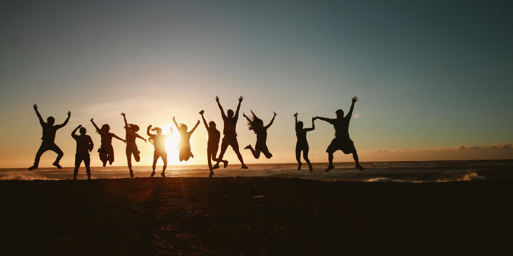 ServiciosAND's tweet photo. ☀️ Llega el fin de semana y las vacaciones para muchos

😷 El #COVID19 sigue ahí

❌ Prohibidas reuniones de más de 15 personas en espacios públicos
🥂 En hostelería, máx. 12 comensales por mesa
👥 Aforo del 75% dentro de bares y restaurantes

➡️ https://t.co/KnyLGlqCjW #salud https://t.co/AM7vAonmRk