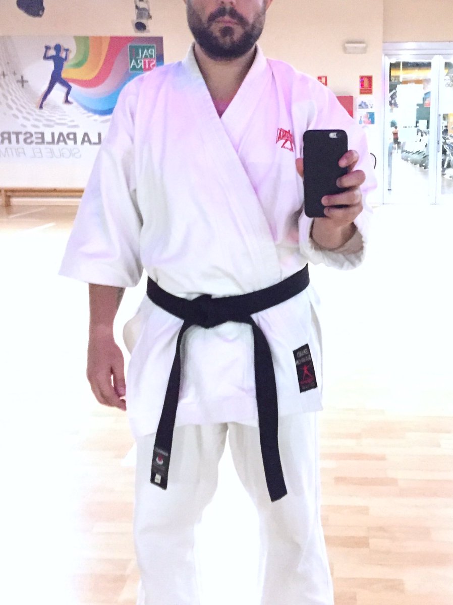 soydavidgr's tweet photo. 🥋 Momento muy especial en mi vida. Un paso más en este camino de #tradición, #estudio, #práctica, #disciplina, #esfuerzo y, por supuesto, #disfrute. Dicen -y yo lo creo- que es ahora cuando se empieza a aprender.
#Karate #KarateDo #CinturonNegro #PrimerDan #ShitoRyu #BlackBelt https://t.co/0G4Vnjcvi4