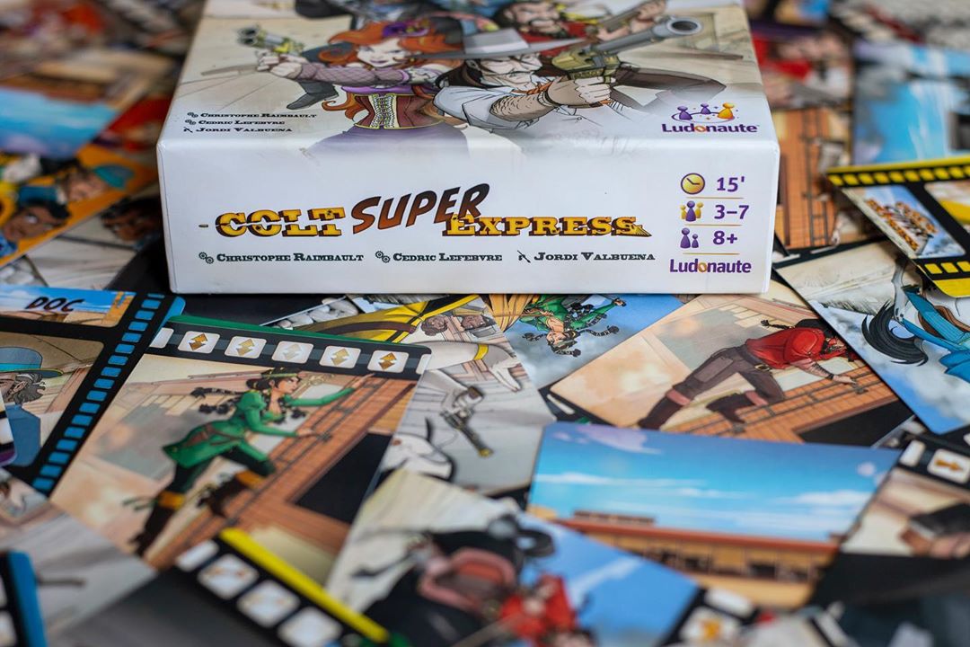 Asmodee_es's tweet photo. Hemos preparado a Colt Súper Express una sesión de fotos muy resultona.
Nuestros bandidos han salido muy guapos (¡más nos valía!).
https://t.co/HUGmxF70HG
#ColtSuperExpress https://t.co/SHYPnirdcT