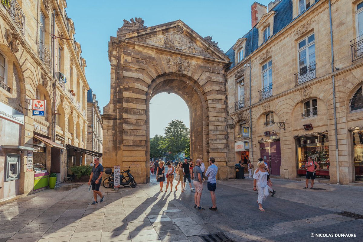 BordeauxTourism's tweet photo. Chaque quartier de #Bordeaux a ses incontournables. Direction le quartier Gambetta et de l'hôtel de ville où vous pourrez 👇
🏛 Admirer la porte Dijeaux
🖼 Visiter le musée des arts décoratifs et du design
📖 Faire un tour chez Mollat, la + grande librairie indépendante de 🇫🇷 https://t.co/iQy6txTALd