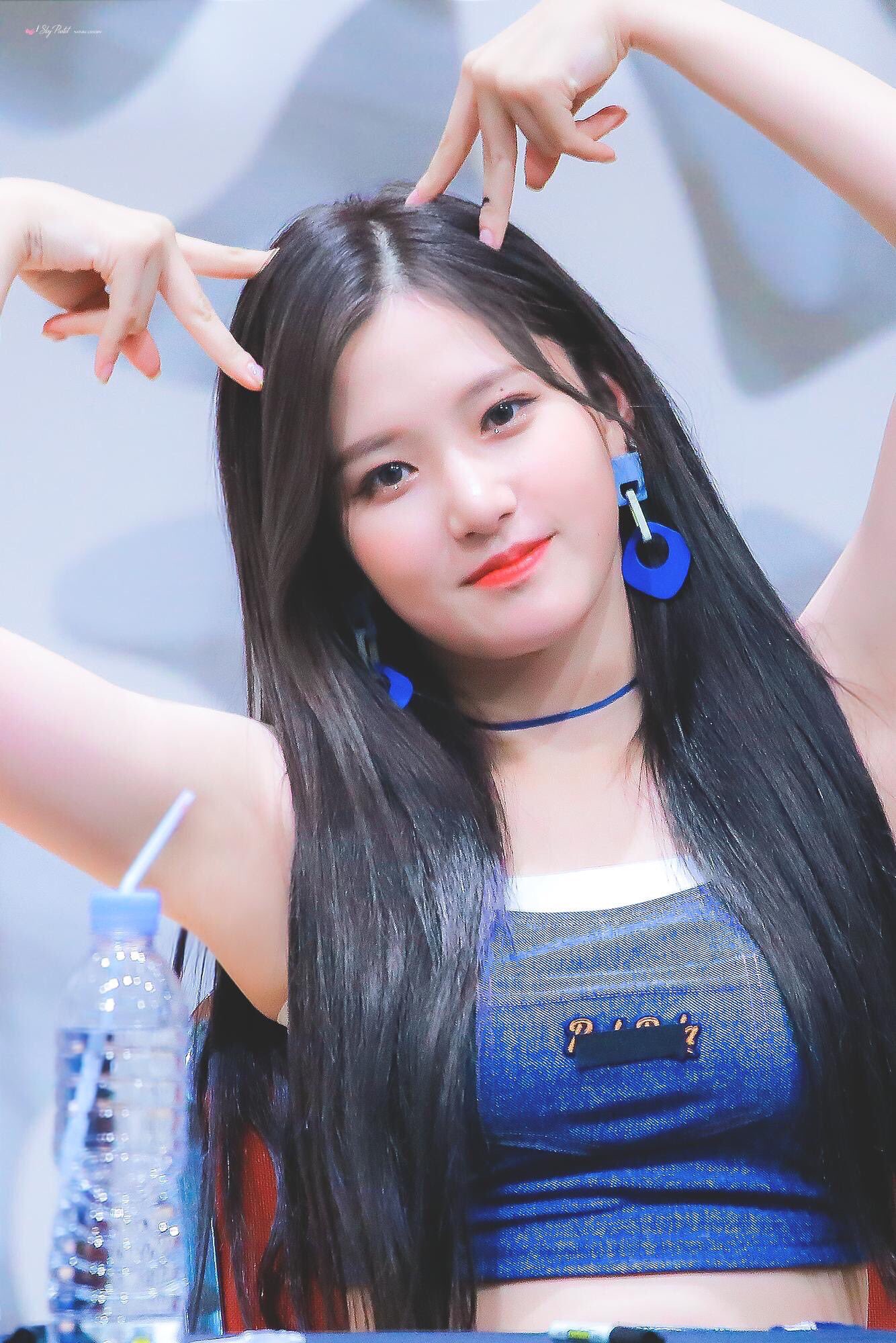 ハニポリン 韓国情報 A Twitter 最近 韓国アイドルの中で流行っているポーズを紹介するポリン Oneusのレイブンが作ったネコ耳ポーズ がアイドルの中で流行りに ブイを逆さまにして頭の上に乗せれば完成 ポーズの名前はレイブンの本名から作った쪼냥이 귀