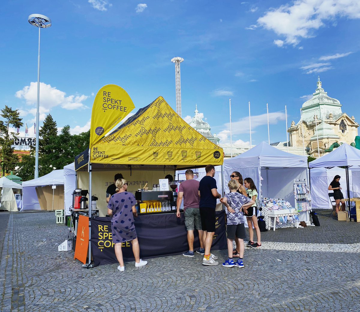 Ahoj Smíchove! V sobotu tu tentokrát nebudeme, ale stavte se za námi na holešovickém Výstavišti, budeme tu celý víkend v rámci #DyzajnMarket. ☀️