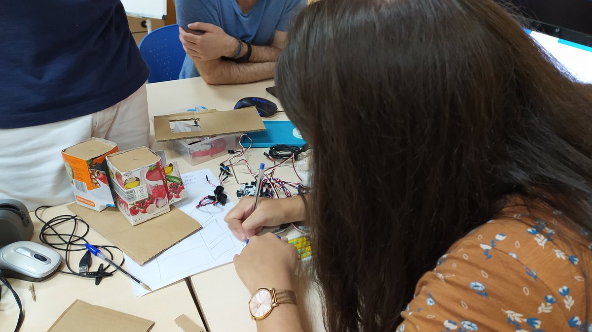 ceciaguicam's tweet photo. Otra de las partes de este proyecto es hacer una maqueta robótica del ascensor usando los componentes del #printbot Evolution de @bqreaders. Cajas de cartón, bricks, tapones... Todo nos sirve para nuestro prototipo.
#recycling #Robotics @AdecaCampollano @SoyWimba https://t.co/FUIYTlpuGv