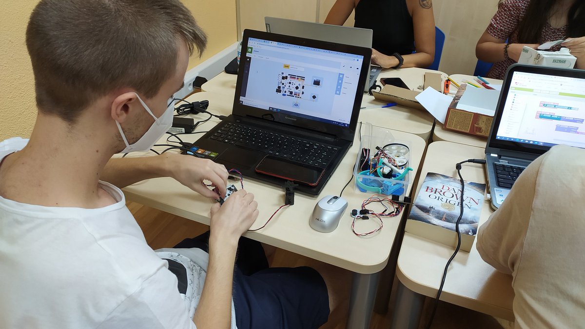 ceciaguicam's tweet photo. Otra de las partes de este proyecto es hacer una maqueta robótica del ascensor usando los componentes del #printbot Evolution de @bqreaders. Cajas de cartón, bricks, tapones... Todo nos sirve para nuestro prototipo.
#recycling #Robotics @AdecaCampollano @SoyWimba https://t.co/FUIYTlpuGv