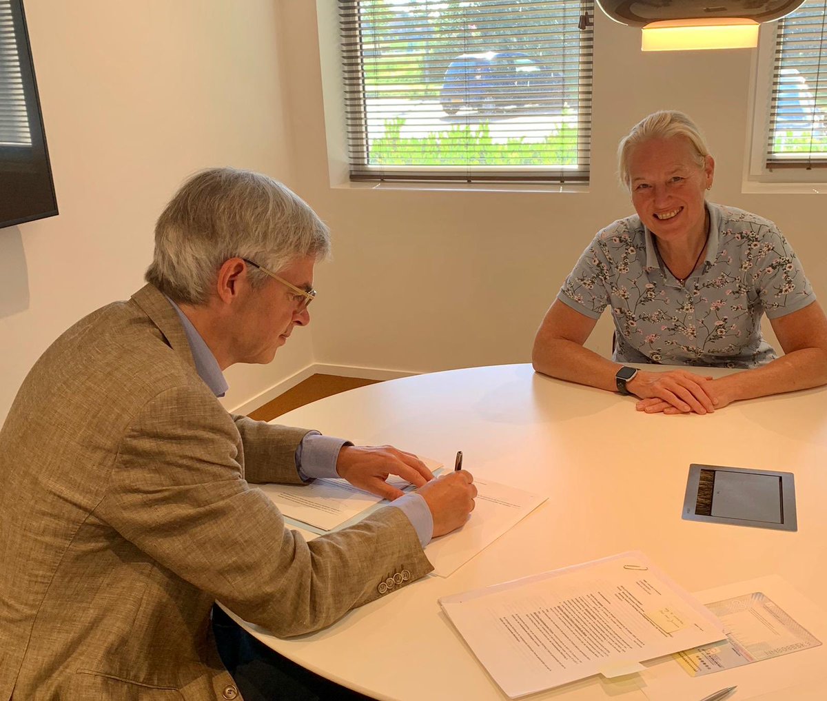 OGPrimus's tweet image. Fusie De Basis en Primus nu officieel. Vanochtend werd bij de notaris de akte getekend door bestuurder Ingrid Janssen. Vol vertrouwen de wereld tegemoet. #fusie #vertrouwen #onderwijs #trots