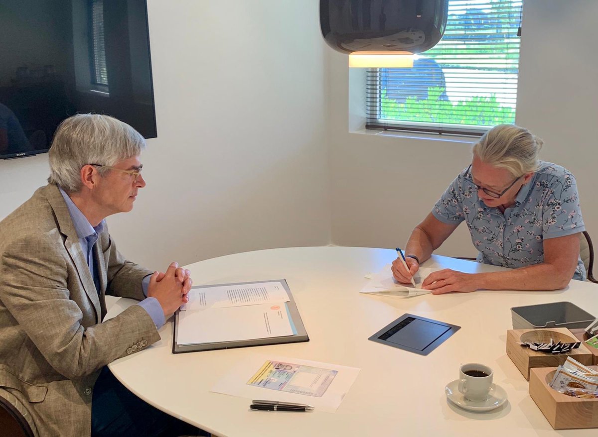 OGPrimus's tweet image. Fusie De Basis en Primus nu officieel. Vanochtend werd bij de notaris de akte getekend door bestuurder Ingrid Janssen. Vol vertrouwen de wereld tegemoet. #fusie #vertrouwen #onderwijs #trots