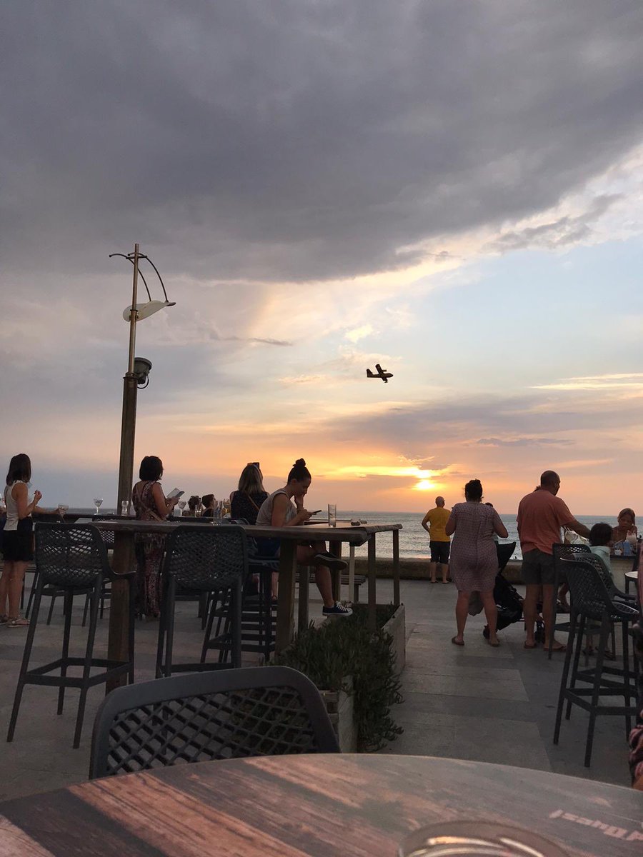 MyKiTv's tweet image. #Anglet #incendie 165 hectares de forêt à Chiberta. 20 personnes intoxiquées par les fumées, 5 luxueuses villa endommagée. Pompiers et #Canadair ont maîtrisé le sinistre. Replantation ou une fructueuse opération immobilière pour des terrains hors de prix tout près de #Biarrritz ?