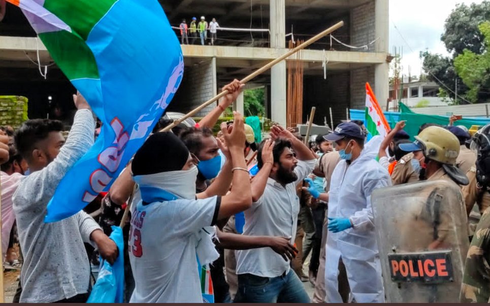 rana_prithviraj's tweet photo. आज NSUI उत्तराखंड द्वारा अंतिम वर्ष के छात्र छात्राओं को प्रोमोट करने की मांग को लेकर एचआरडी मंत्री डॉ रमेश पोखरियाल निशंक के आवास का घेराव किया। पुलिस द्वारा कई कार्यकर्ताओं को गिरफ्तार किया गया है।
@nsui
@NSUIUttarakhand
@INCIndia
#Promote_Students_Save_Future #NoExamsInCovid https://t.co/YB8Wpmp3go