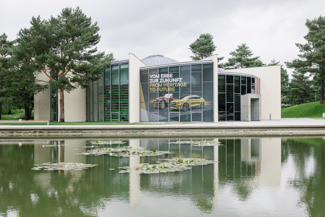skodaautonews's tweet photo. #SKODA is celebrating its 125th anniversary at the @Autostadt in Wolfsburg with a special exhibition. The #SkodaPopular 1100 OHV (1939), the all-electric #VISIONiV & the #CITIGOeiV are all on display, as are the new #SkodaOctavia & the #SkodaSuperb.
➡️https://t.co/jEJNTjoy4S https://t.co/LAckuOMbhj
