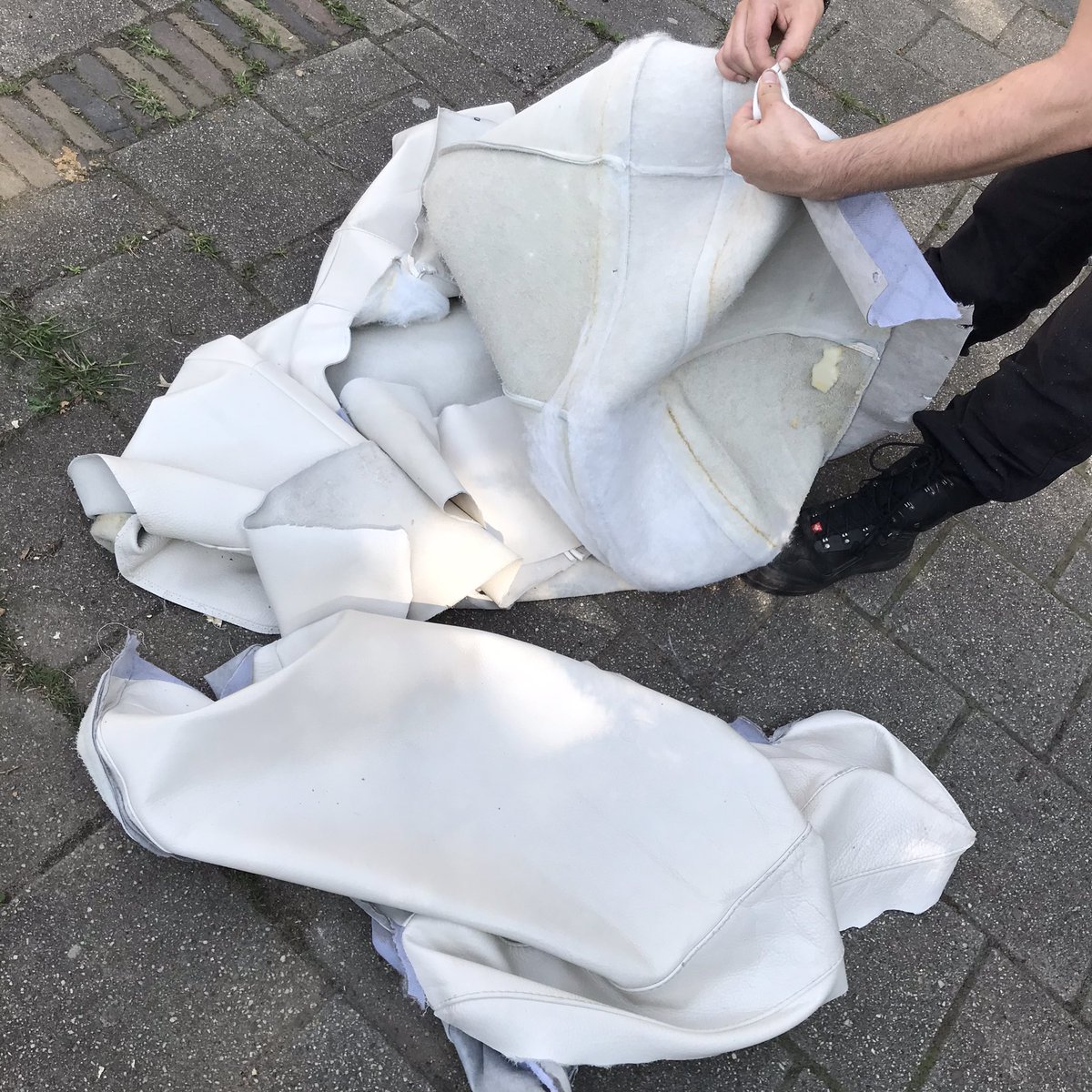 maak_lab's tweet photo. Alex is graag in de leer met leer. Het leer hebben we. Wie ons kan helpen aan oud leer-gereedschap, waar niets meer mee gebeurt, mail ons. We zijn er blij mee!

arnhem@maak-lab.nl
(RT is fijn) https://t.co/rmB1gOVKjc