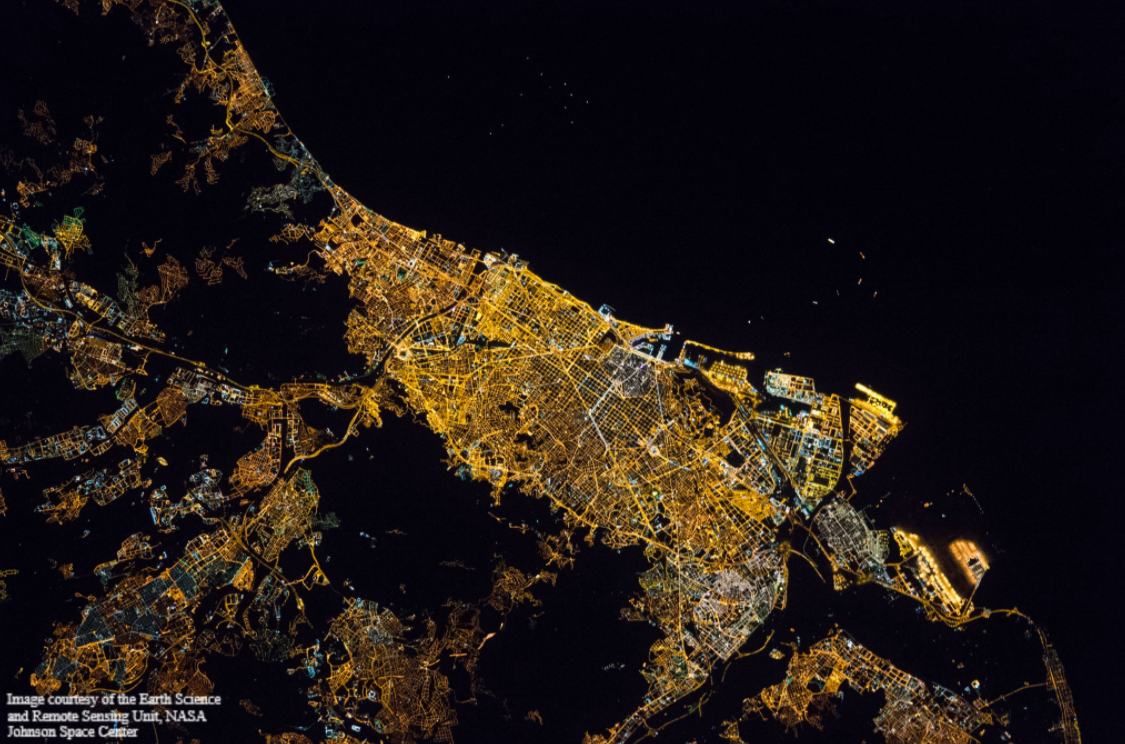 ISGLOBALorg's tweet photo. 💡🌃 La #lllum blava es cada vegada més freqüent en l'enllumenat exterior, però com pot afectar la nostra salut?

Nou estudi a @EpidemiologyLWW que conclou que l'espectre de llum blava podria augmentar el risc de #CàncerColorrectal 👉 https://t.co/HcCh3Wk2WA https://t.co/vp5tIUYwTj
