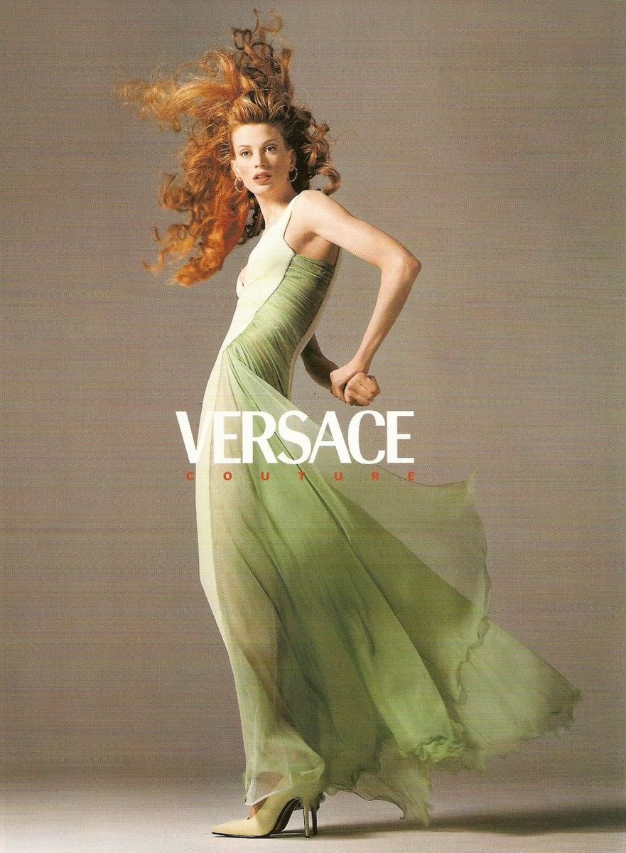 45/ Kristen McMenamy par Richard Avedon pour Versace en automne 1995. Rohan Kishibe, « Rohan Kishibe Goes to Gucci », en août 2011.