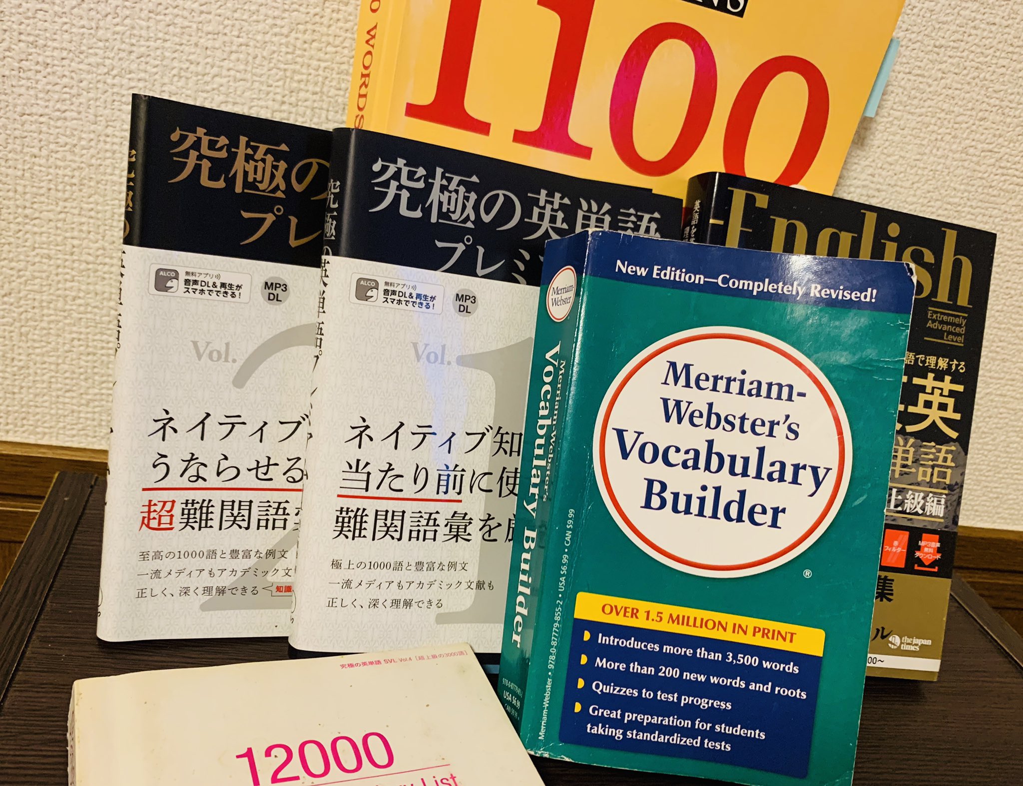 Jun 語彙がとっても苦手なんだけど語彙を覚えるのはまぁまぁ好きになってきました 今は中央の緑のやつやってます 究極の英単語vol4は身包み剥がされ哀れな姿ですが 1枚目左下 例文のないページは全て例文を書込み 例文暗唱で一通り覚えました 2枚目