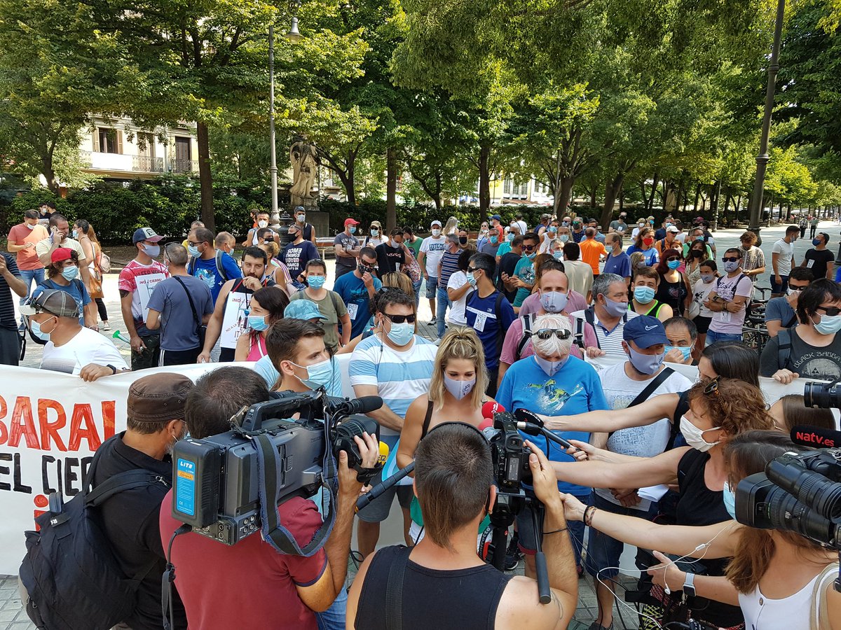 ELANafarroa's tweet photo. #GamesaEzItxi
Jende andana eta komunikabideen arreta handia sinadurak eman ondoren

A la salida del Parlamento, mucha expectación y apoyo para la plantilla de Aoiz https://t.co/CZKHJMHqyJ