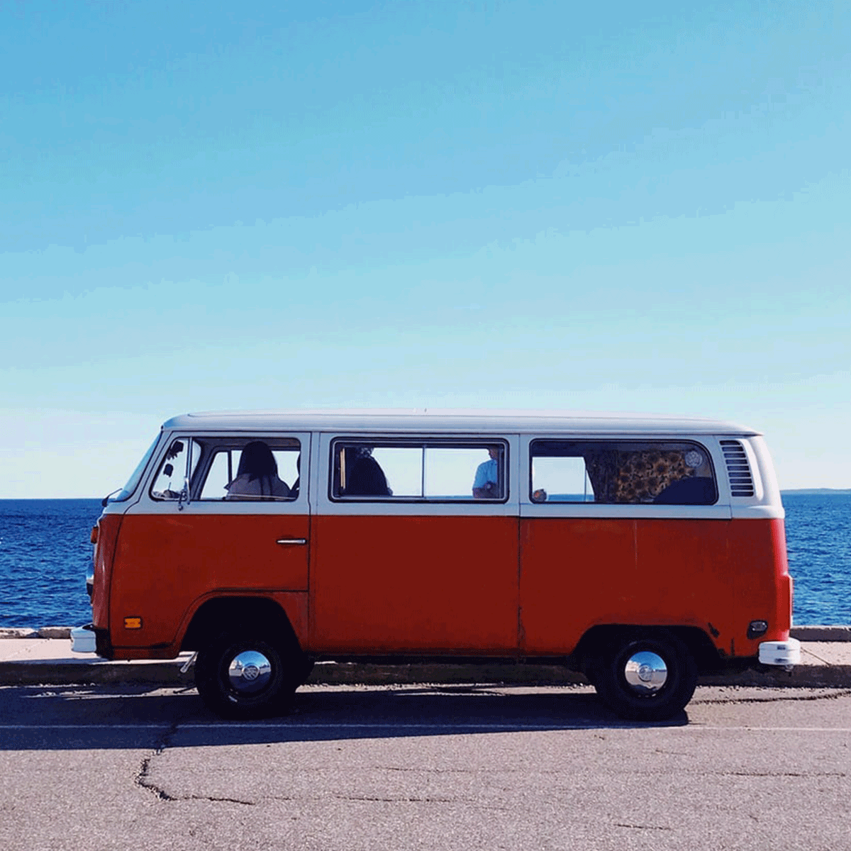 Ensemble, même en vacances ! 🌊 📸  #van #roadtrip #summer2020 #jeanlain  #volkswagen #volkswagenutilitaires