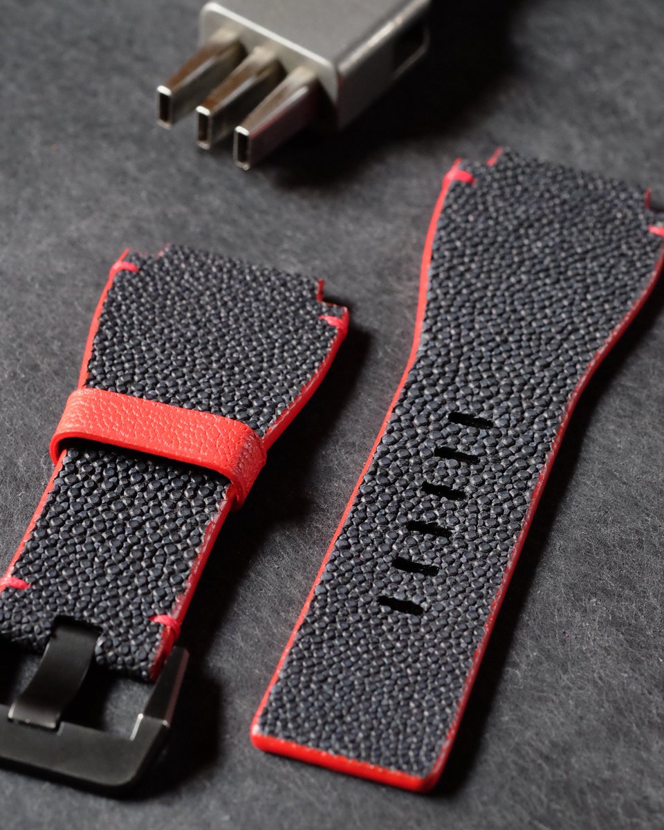 AtelierDecoster's tweet photo. ᗷᖇᗩᑕEᒪET Bell &amp; Ross en galuchat poli col. noir, doublure veau Zermatt, teinture col. rouge primaire et fil col. bright red.
•
•
•
#atelierdecoster #decoster #watchstrap #watchstraps #handmade #belgium #handmadeinbelgium #jachetebelge #ikkoopbelgisch https://t.co/t9uYVfWJuI