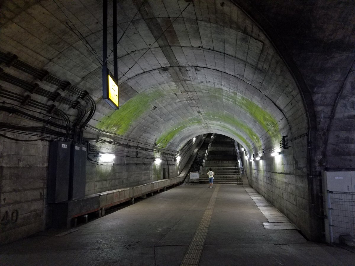 公式 武蔵野大学 山岳部 土合駅と谷川岳の紹介ヤマ 土合駅は日本一深い場所に作られた モグラ駅 として有名な場所ヤマ 真夏でも洞窟みたいにひんやりしている駅で なんとホームから改札まで分かかるんだヤマ