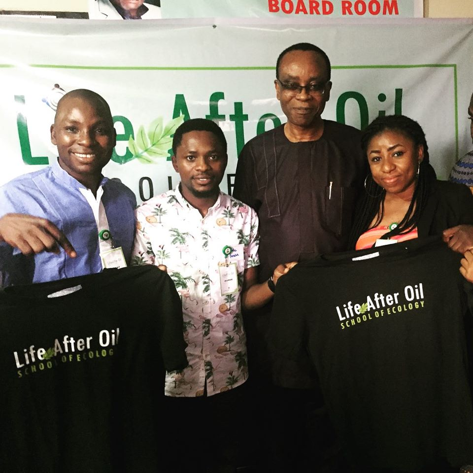 OlumideIDOWU's tweet photo. #ThrowBack  #LifeAfterOil #SchoolOfEcology

- Political Economy of Fossil Fuel &amp; Development Pathways
- Stuck in the Barrel (Extractive &amp; Crude Vision)
- On the Tread Mill: Mechanism Of Empowerment Programmes.
- Citizen Actions (Looking into the Cash Pot)

@NnimmoB @rarespp https://t.co/KCrATtApXl