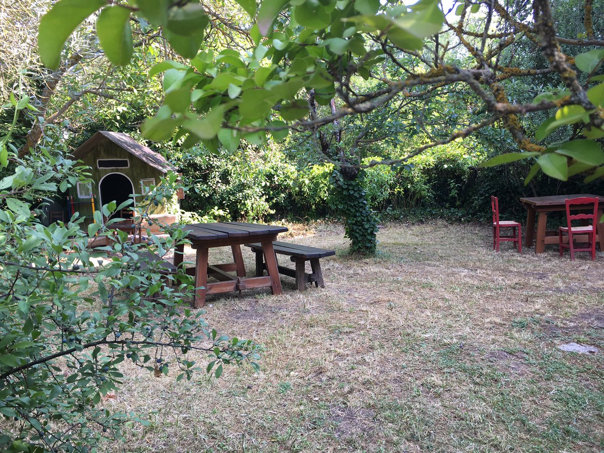 fuck0pinions's tweet photo. Ayer mi novio y yo inauguramos el jardín de mi casa como vinoteca; ofrecemos vinos, cervezas y picoteo ecológico, de la zona y artesanales entre otras, estaría muy guay que mis moots me dieran difusión. Estamos en Riezu, Navarra 🥰🍷🍺🌿✨ https://t.co/qXi7Tj6DPE
