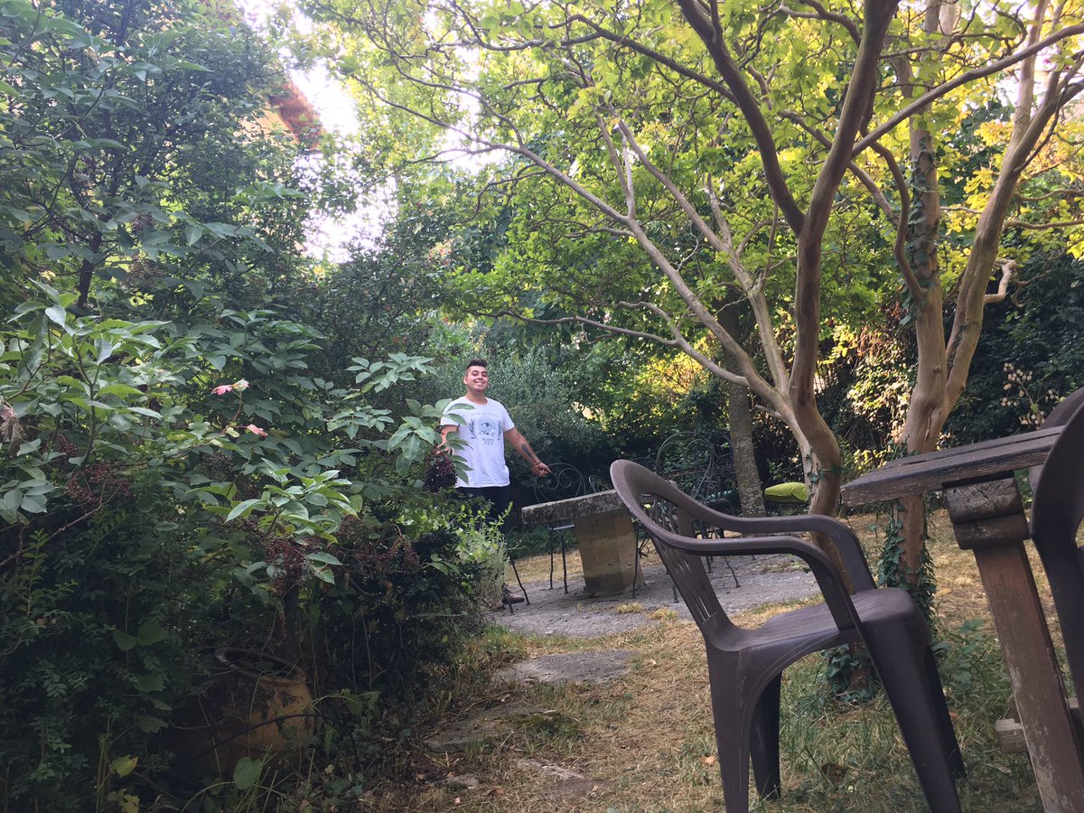 fuck0pinions's tweet photo. Ayer mi novio y yo inauguramos el jardín de mi casa como vinoteca; ofrecemos vinos, cervezas y picoteo ecológico, de la zona y artesanales entre otras, estaría muy guay que mis moots me dieran difusión. Estamos en Riezu, Navarra 🥰🍷🍺🌿✨ https://t.co/qXi7Tj6DPE