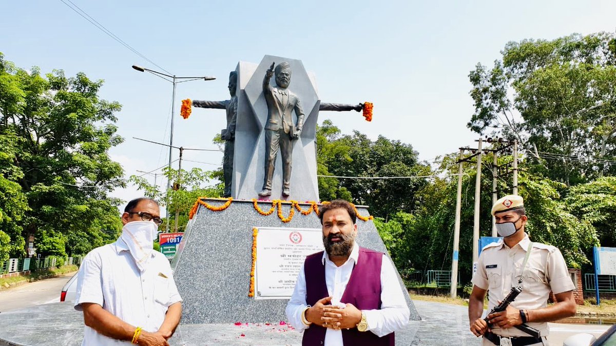 vshandilya1's tweet photo. जालियाँवाला नरसंहार का बदला लेने वाले क्रांतिकारी अमर शहीद सरदार उधम सिंह जीे के बलिदान दिवस पर अमर शहीद सरदार उधम सिंह चौंक पर अपने श्रद्धा सुमन अर्पित करते हुए #ATFI राष्ट्रीय अध्यक्ष एवं हिंदू तख़्त के राष्ट्रीय प्रचारक वीरेश शांडिल्य https://t.co/W7B89Ef2UV