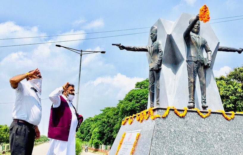 vshandilya1's tweet photo. जालियाँवाला नरसंहार का बदला लेने वाले क्रांतिकारी अमर शहीद सरदार उधम सिंह जीे के बलिदान दिवस पर अमर शहीद सरदार उधम सिंह चौंक पर अपने श्रद्धा सुमन अर्पित करते हुए #ATFI राष्ट्रीय अध्यक्ष एवं हिंदू तख़्त के राष्ट्रीय प्रचारक वीरेश शांडिल्य https://t.co/W7B89Ef2UV