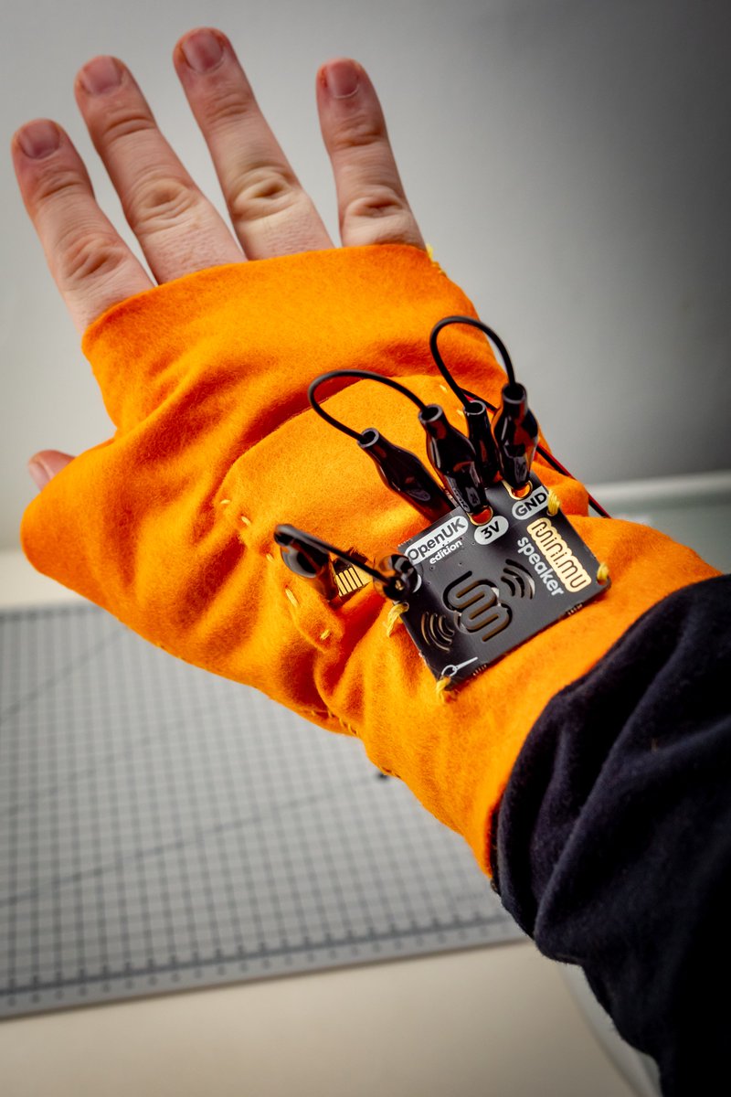pimoroni's tweet image. Got a micro:bit? In the UK? Then get a free speaker and glove kit and video activities to go with them by signing up for the OpenUK Digital Kids Summer Camp.
Details here: openuk.uk/openkidscamp/
Signup here: forms.gle/zchWHAAmQVWzaw…