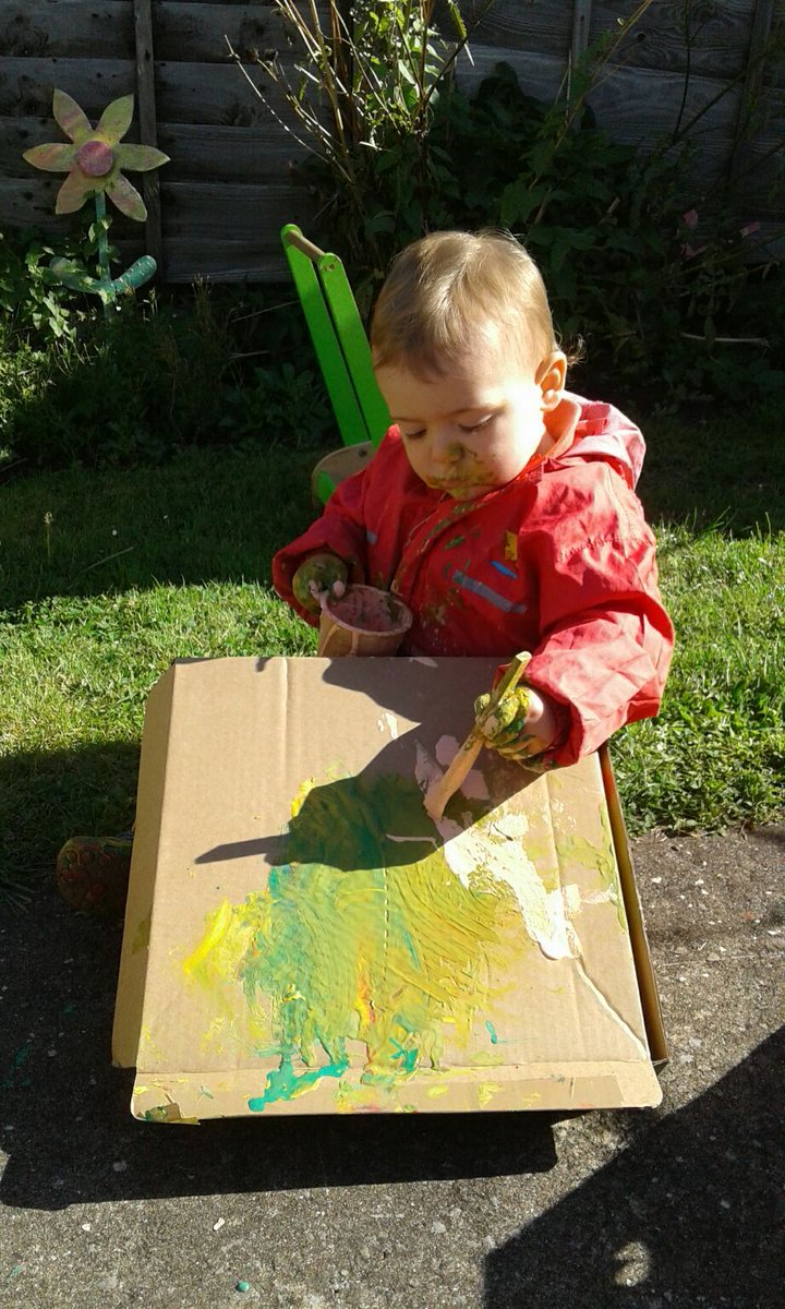 Babies have been having lots of fun exploring and mixing paints. They reused old pizza boxes and devised their own easels to create wonderful pictures. #upcycle #recycle #small #homely #flexible #creativityforkids