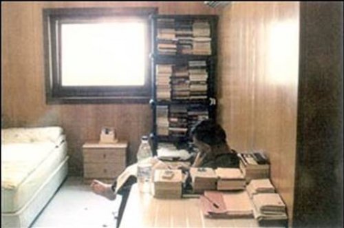 Toimitus's tweet photo. Meillä on kunnia julkaista ensimmäistä kertaa suomeksi Abdullah Öcalanin ja Murray Bookchinin avustajien välityksellä vuonna 2004 käymän kirjeenvaihdon. Suomennoksen on tehnyt @keijo_lakkala 

Abdullah Öcalan &amp; Murray Bookchin: Kirjeenvaihto
https://t.co/7aaBpsx8CF https://t.co/IG4805S0QJ