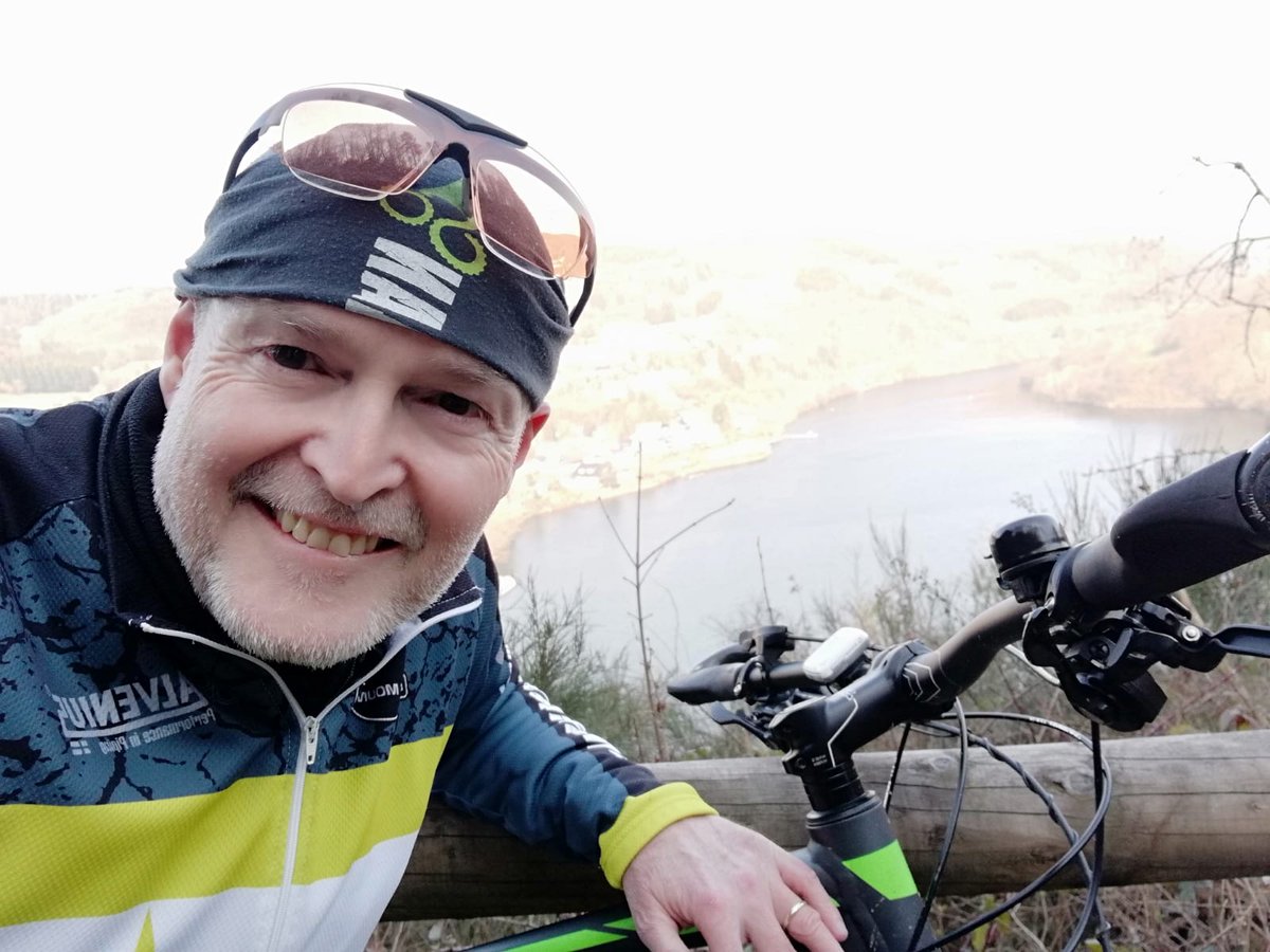 actimonda's tweet photo. Ferienfeeling! Das spürt Kollege Michael oft. Der #Naturliebhaber lebt in der #Eifel. Bei #Wanderungen und #Touren mit dem #Mountainbike tankt er #Frische. Genießt du gerne Natur pur und willst deiner Gesundheit Gutes tun? Schau bei den Vitalurlauben rein: https://t.co/FHf4FD6wsw https://t.co/NZM1l8Orwe