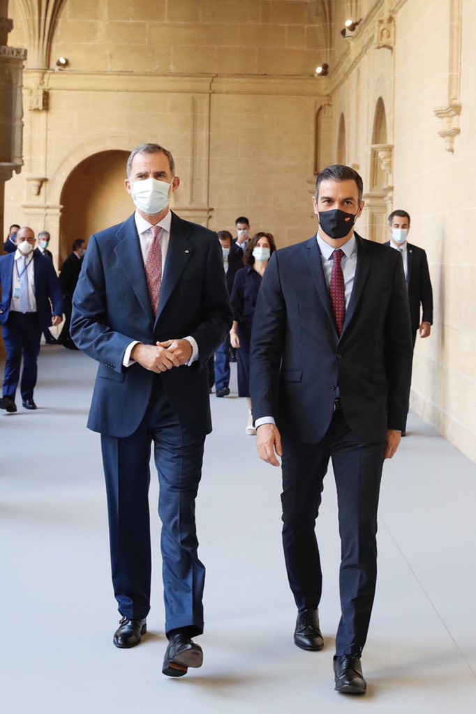 CasaReal's tweet photo. El Rey con el presidente del Gobierno momentos antes del inicio de la Conferencia de Presidentes en el Monasterio de Yuso https://t.co/os97ZSrZ6Z https://t.co/LLqy8IgVZF