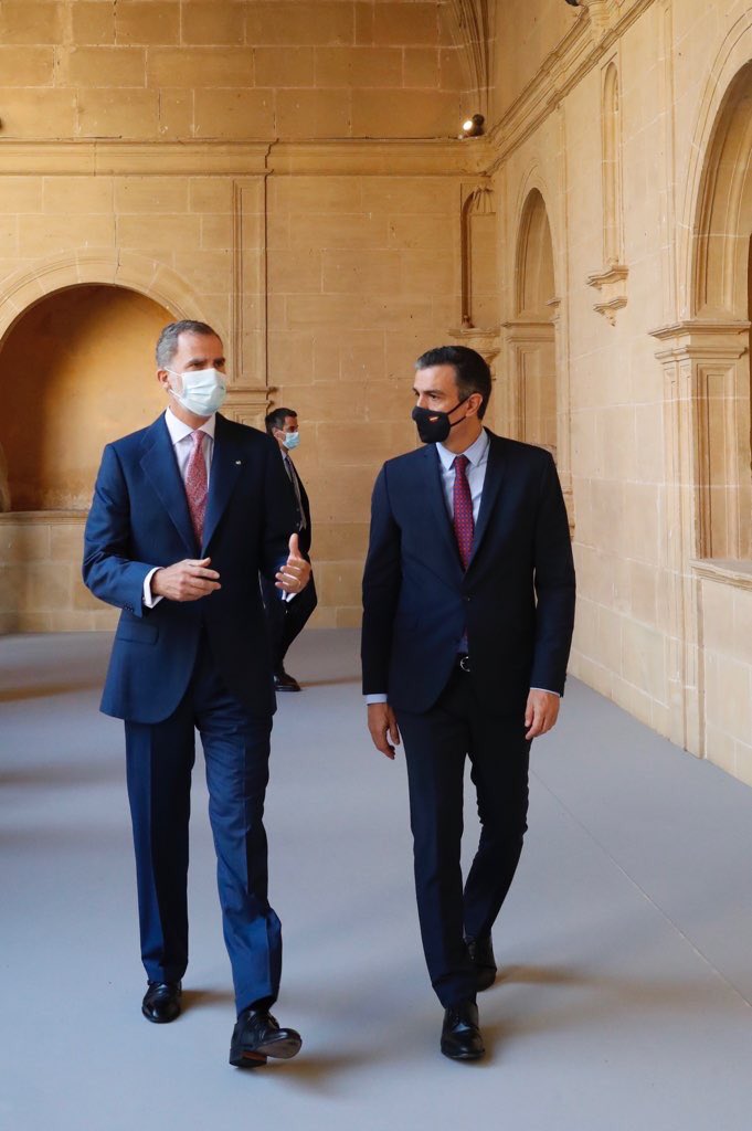 CasaReal's tweet photo. El Rey con el presidente del Gobierno momentos antes del inicio de la Conferencia de Presidentes en el Monasterio de Yuso https://t.co/os97ZSrZ6Z https://t.co/LLqy8IgVZF