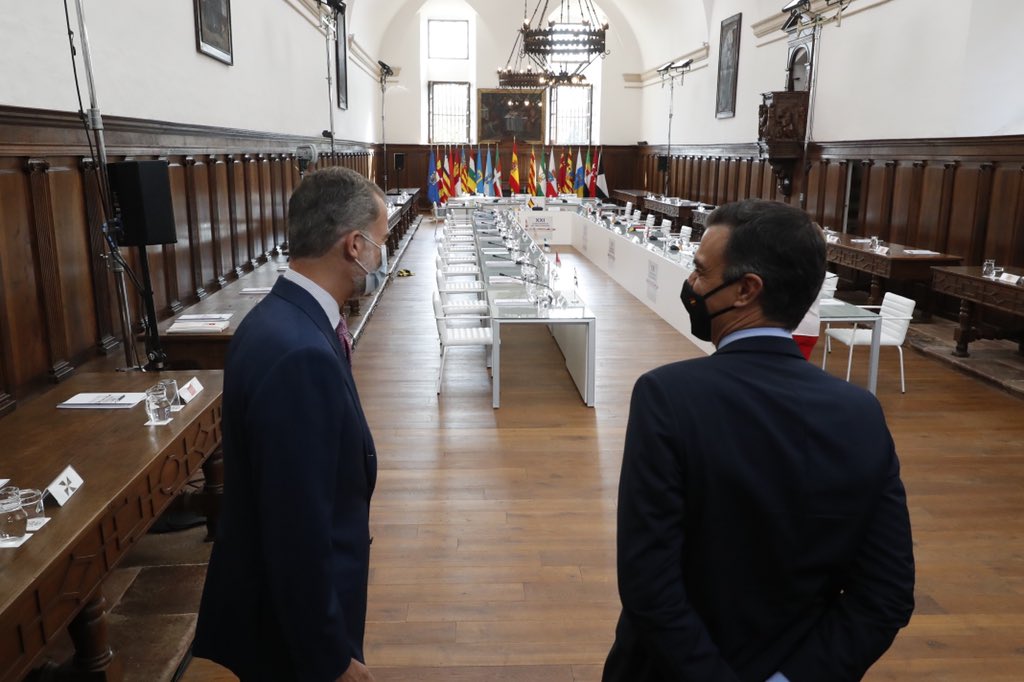 CasaReal's tweet photo. El Rey con el presidente del Gobierno momentos antes del inicio de la Conferencia de Presidentes en el Monasterio de Yuso https://t.co/os97ZSrZ6Z https://t.co/LLqy8IgVZF