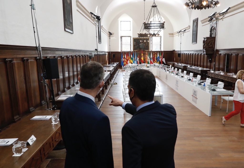 CasaReal's tweet photo. El Rey con el presidente del Gobierno momentos antes del inicio de la Conferencia de Presidentes en el Monasterio de Yuso https://t.co/os97ZSrZ6Z https://t.co/LLqy8IgVZF