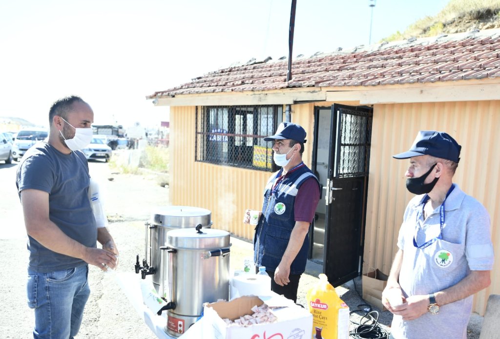 MuratKoseMamak's tweet photo. Ortaköy Kurban Satış Alanı'nda
ibadetlerini gerçekleştiren #GüzelMamak'lı 
hemşehrilerimize yardımcı oluyoruz.

👮🏻Zabıta ekiplerimiz denetliyor
👩🏻‍⚕️Sağlık ekibimiz yaralanmalara müdahale ediyor
👨🏻‍⚕️Veterinerimiz kontrol ediyor
☕ Personelimiz çay ikramında bulunuyor.

#KurbanBayramı https://t.co/C064ySE6gE