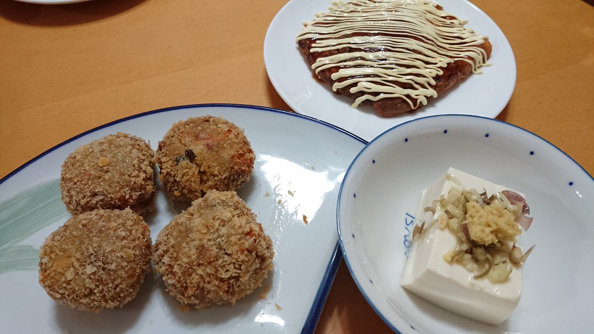 てんてこてん こんばんは 7 31 金 の夜ごはんです カレーライスコロッケ 冷奴 お好み焼き 今日も１日おつかれさまです 微妙に残ったカレーに ご飯とチーズ混ぜて 衣をつけて揚げました お好み焼きはこの前作って 冷凍しておいたもの